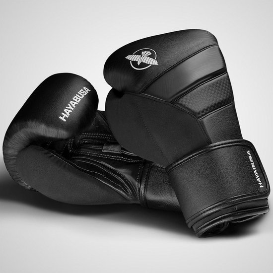 Paar zwarte HAYABUSA bokshandschoenen met HAYABUSA-logo.