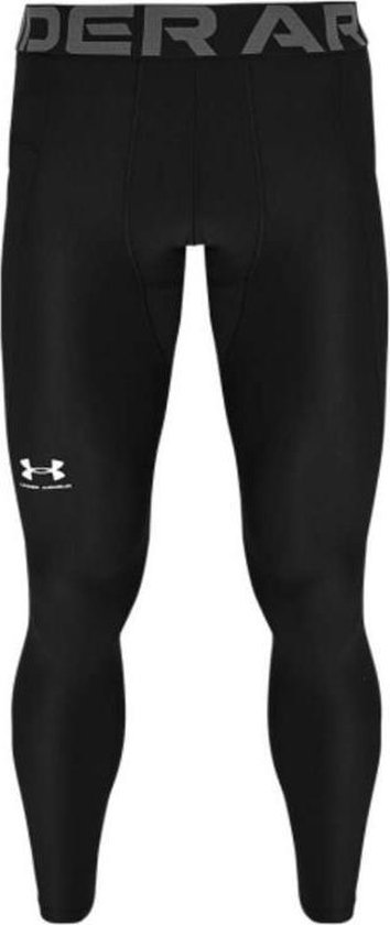 Zwarte Under Armour legging voor heren, van voren gezien. Met wit Under Armour logo op het linkerbeen en de tekst 'DER ARMOUR' op de tailleband.