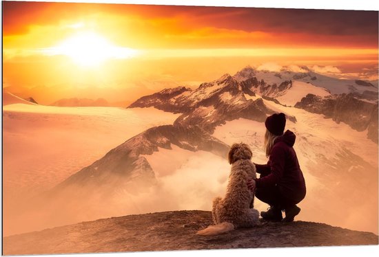 Dibond - Vrouw met Hond op Bergtoppen Kijkend naar Zonsondergang - 120x80cm Foto op Aluminium (Met Ophangsysteem)