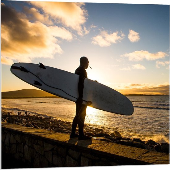 Acrylglas - Surfer op het Strand in de Avond - 80x80cm Foto op Acrylglas (Met Ophangsysteem)