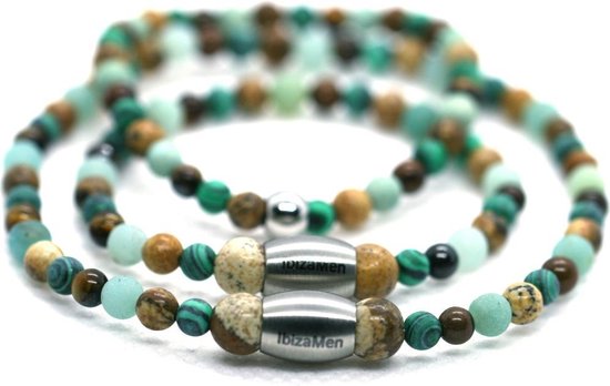 Twee IbizaMen armbanden, rijkelijk versierd met groene, bruine en beige kralen, met metalen sluitingen.