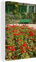 Canvas schilderij 90x140 cm - Wanddecoratie Bankje met bloemen in de Franse tuin van Monet in Europa - Muurdecoratie woonkamer - Slaapkamer decoratie - Kamer accessoires - Schilderijen