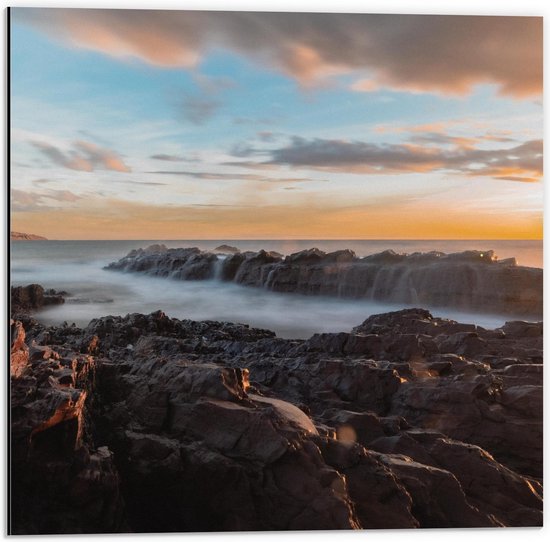 Dibond - Rotsen in de Zee met Zonsondergang - 50x50cm Foto op Aluminium (Wanddecoratie van metaal)