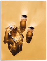 Dibond - Parfum en Crèmes op Goude Achtergrond - 30x40cm Foto op Aluminium (Met Ophangsysteem)
