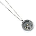 Zilverkleurige locket ketting met '9 3/4', gouden snitch en 'Deathly Hallows'-symbool bedels. De locket is gesloten.