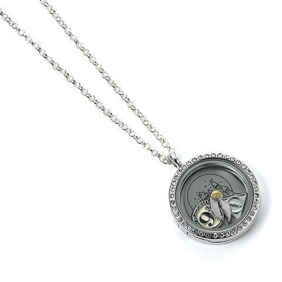 Zilverkleurige locket ketting met '9 3/4', gouden snitch en 'Deathly Hallows'-symbool bedels. De locket is gesloten.