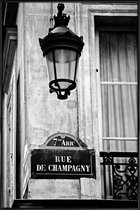 JUNIQE - Poster in kunststof lijst Rue de Champagny -30x45 /Grijs &