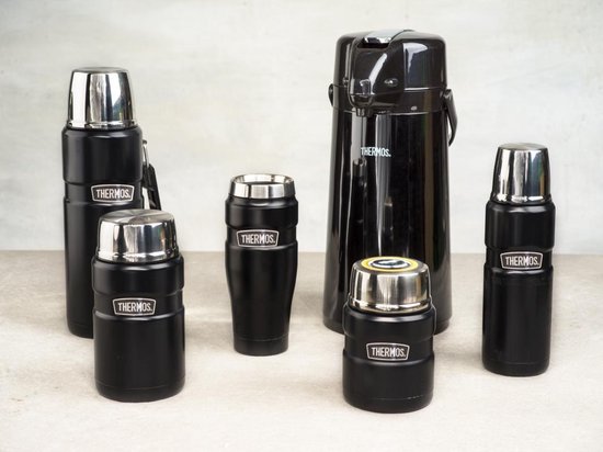 Set van zes zwarte thermoskannen van Thermos, met RVS details.