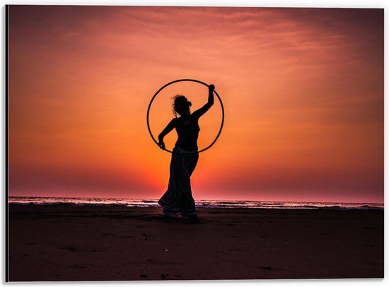 Dibond - Silhouet van Vrouw met Hoepel op het Strand - 40x30cm Foto op Aluminium (Met Ophangsysteem)