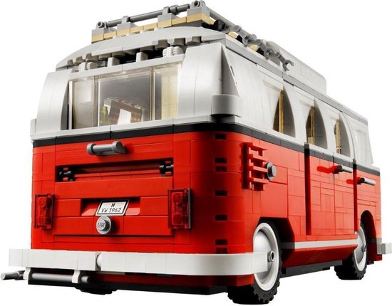 Achterkant van een rode LEGO camperbus met imperiaal, uitklapbaar dak en verlichting.
