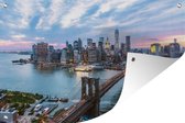 Tuindecoratie Skyline van New York bij de Brooklyn Bridge - 60x40 cm - Tuinposter - Tuindoek - Buitenposter