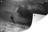Tuinposters buiten Een duiker kijkt omhoog richting een onderzeeboot - 90x60 cm - Tuindoek - Buitenposter