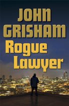 Boekcover "Rogue Lawyer" van John Grisham, met de titel op een donkere achtergrond en een man die uitkijkt over een stad bij nacht.