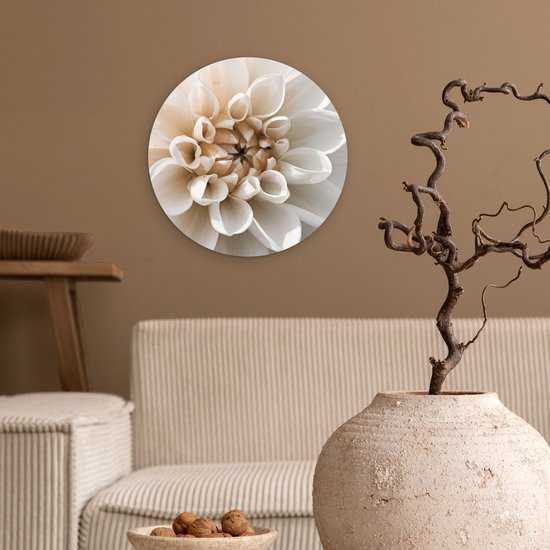 Wandcirkel met witte dahlia, beige tinten, in een woonkamer met rustieke elementen.