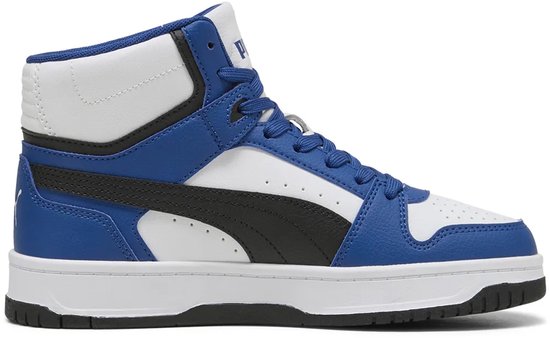 Zijprofiel van witte, blauwe en zwarte PUMA hoge sneakers met veters en Puma-streep.