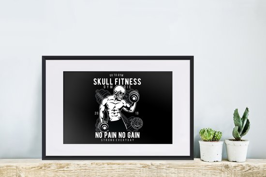 Zwart-witte poster met een gespierd skelet met gewichten. Tekst: 'SKULL FITNESS GYM DIE' en 'NO PAIN NO GAIN STRONG EVERYDAY'.
