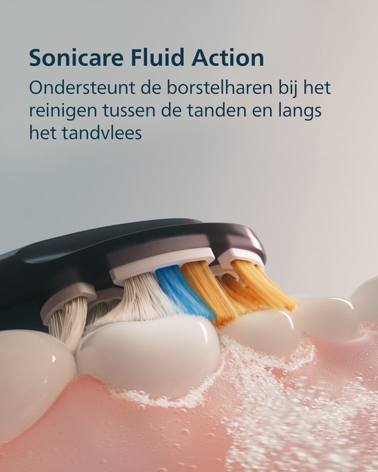 Tandenborstelkop met borstelharen die tussen de tanden en langs het tandvlees reinigen, met waterige bubbels.