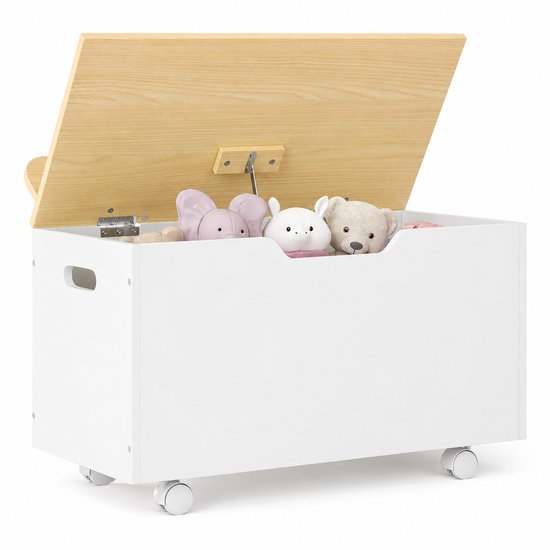 Wit speelgoedkist met houten deksel, gevuld met knuffels, op wieltjes.
