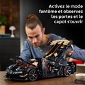 Man met een LEGO-auto waarvan de deuren en motorkap openstaan. "Activeer de spookmodus en zie hoe deuren en motorkap opengaan".