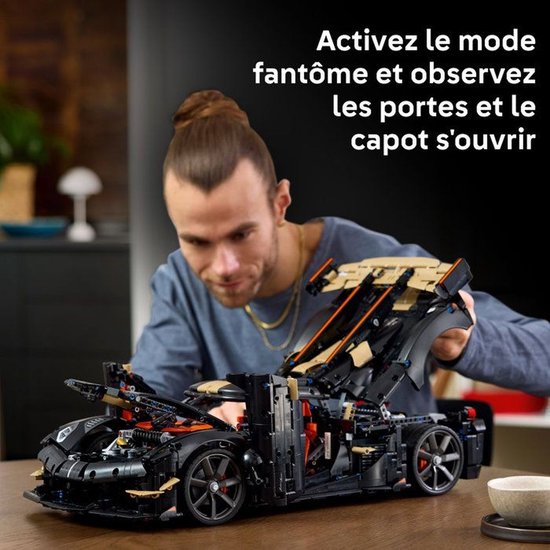 Man met een LEGO-auto waarvan de deuren en motorkap openstaan. "Activeer de spookmodus en zie hoe deuren en motorkap opengaan".