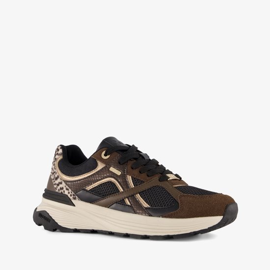 Bruine damessneaker met luipaardprint, gouden en zwarte details, en een beige zool.