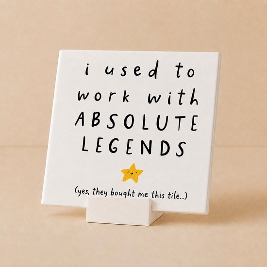 Witte tegel met tekst 'i used to work with ABSOLUTE LEGENDS' en een gele ster met gezichtje.