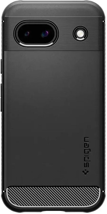 Zwarte Spigen telefoonhoes met carbonlook details en uitsparingen voor de camera.