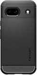 Zwarte Spigen telefoonhoes met carbonlook details en uitsparingen voor de camera.