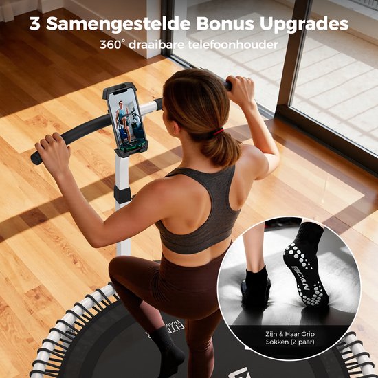 Vrouw met sportkleding en telefoonhouder op een zwarte trampoline, met grippekousen.