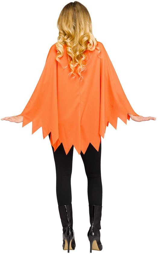 Achterkant van een oranje pompoen poncho met kartelrand en groene bladkraag.