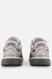 Achterkant van zilverkleurige Skechers sneakers met witte en grijze accenten.