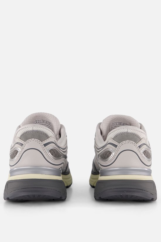 Achterkant van zilverkleurige Skechers sneakers met witte en grijze accenten.