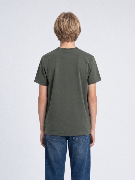 Achterkant van een jongen in donkergroen T-shirt en blauwe jeans.