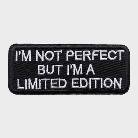 Zwarte patch met witte tekst: "I'M NOT PERFECT BUT I'M A LIMITED EDITION"