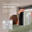 Een man monteert een witte, aanpasbare lamellenhor aan een kozijn. "Aanpasbaar ontwerp". Een detail toont hoe de hor in te korten.