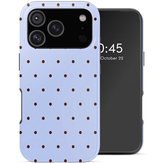 Coque de téléphone bleu clair à pois marron, à côté d'un téléphone affichant l'heure.