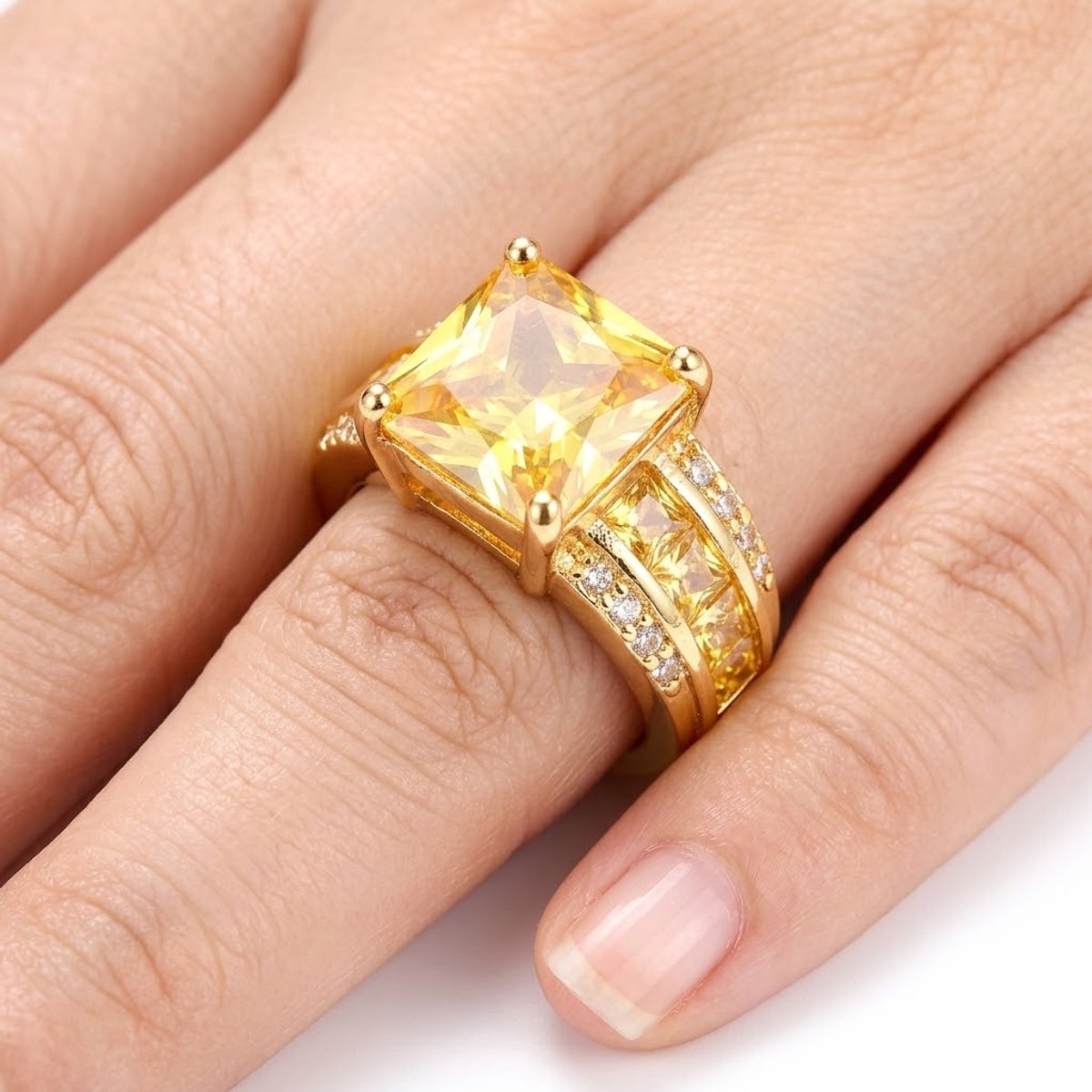 Geel goudkleurige ring dames maat 6 met steen vierkante gele steen en pavé details brede band ring met gele en transparante stenen statement ring