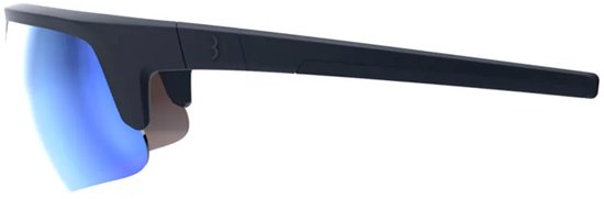 Zijkant van sportbril met mat zwart montuur en blauw spiegelend vizier.