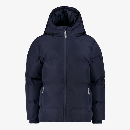 Donkerblauwe, gewatteerde winterjas met capuchon, ritssluiting en zijzakken met reflecterende details.