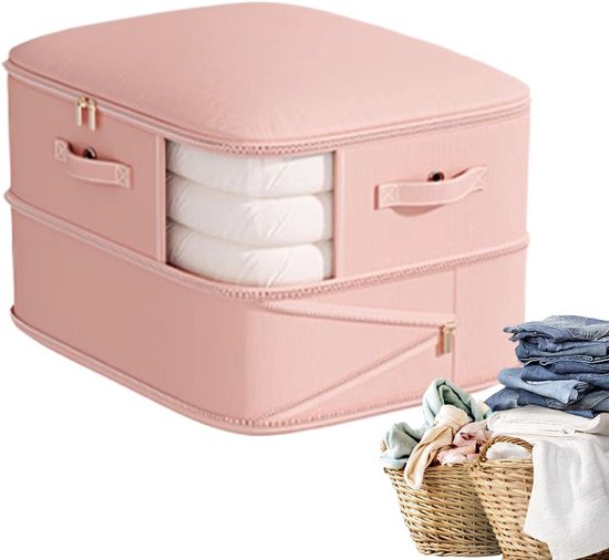 Roze opbergdoos met venster en handvatten, gevuld met witte dekens, met wasmanden op de voorgrond.