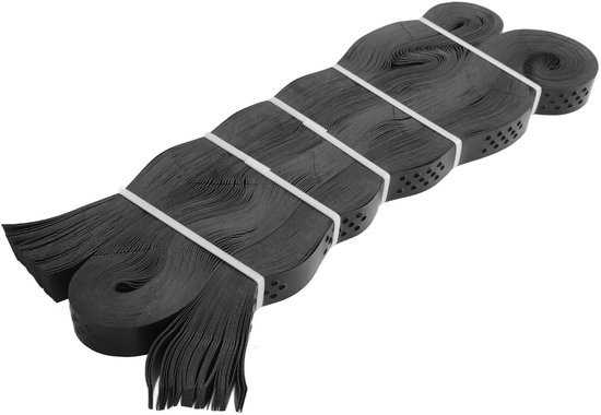 Rouleaux de bande plastique noire perforée, attachés par une bande blanche.