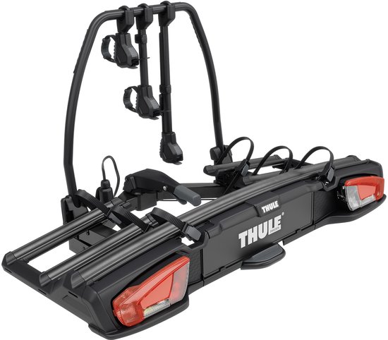 Zwarte Thule fietsendrager met rode achterlichten en fietsbevestigingsarmen.