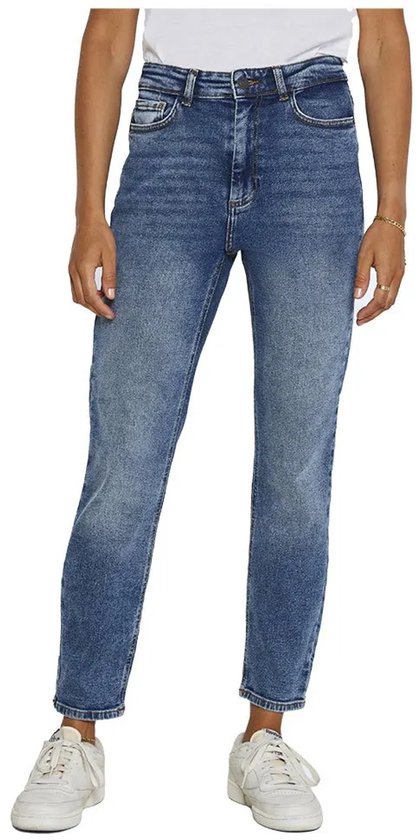Blauwe denim jeans met een stonewashed effect. Rechte pasvorm, tot op de enkel, gedragen door een model.