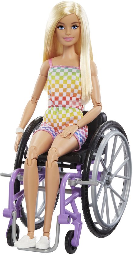 Barbie zit in een paarse rolstoel. Ze draagt een gekleurd geruit jumpsuit en witte schoenen.