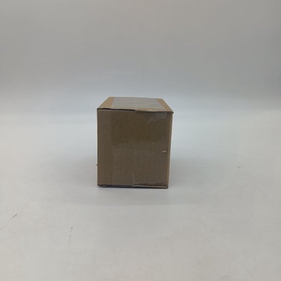 Kleine bruine kartonnen verpakking op een witte achtergrond.
