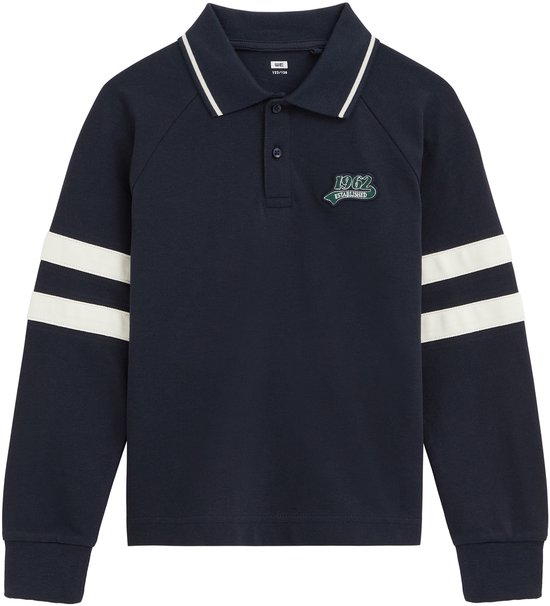 Donkerblauwe polo met witte kraag, geborduurde '1962 ESTABLISHED' patch en witte strepen op de mouwen.