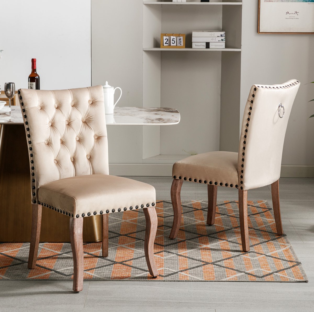 MEUNIQ Eetkamerstoel set van 2 in licht camel, velvet bekleding, houten poten, gecapitonneerde hoge rugleuning met siernagels en ring, 49 x 63 x 95 cm