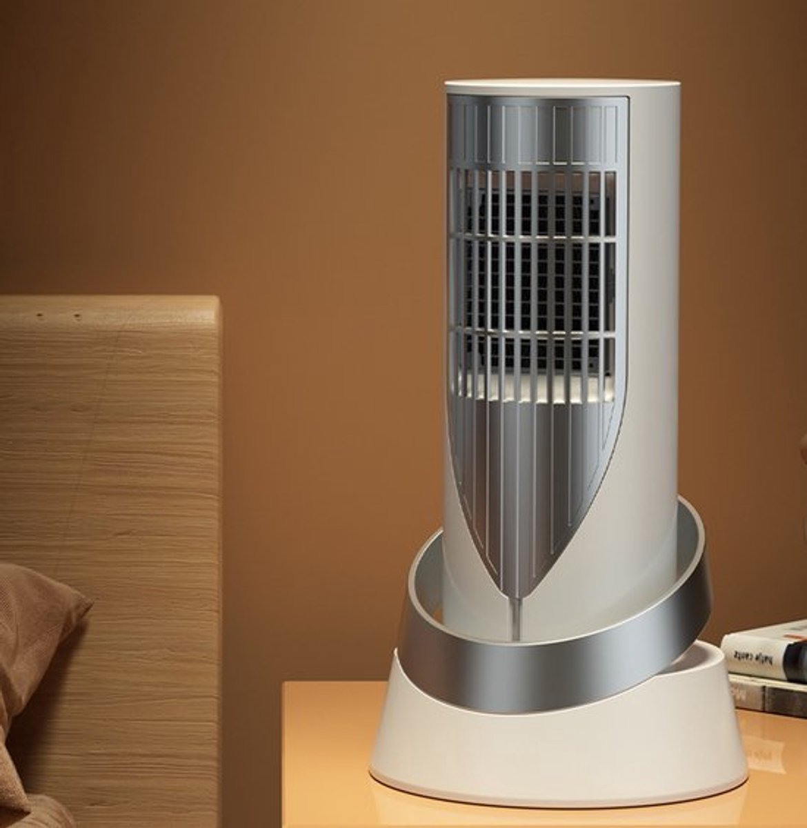 Witte, hoge, rechtopstaande PTC keramische kachel, klein formaat, geschikt voor gebruik in de slaapkamer en thuis, energiebesparende ventilatorkachel voor op het bureau.