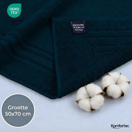 Donkerblauwe badmat, gevouwen, met OEKO-TEX label en twee katoenbollen ernaast. Formaat 50x70 cm.