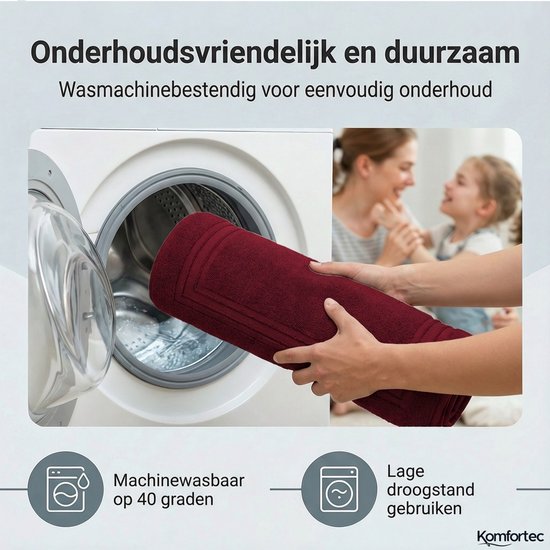 Een bordeauxrode badmat wordt in een wasmachine geplaatst. Een moeder en kind kijken toe, wat het onderhoudsgemak benadrukt.